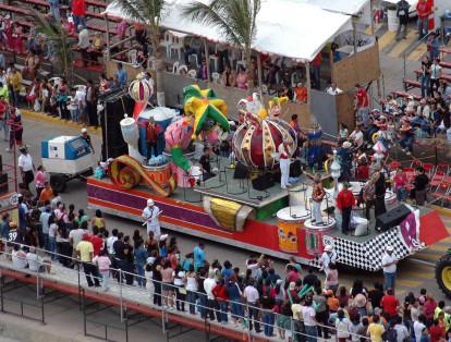 Desde 1866 un baile de máscaras llena México de color con la celebración que se institucionalizó en 1925  como el Carnaval de Veracruz. El primer desfile, dura seis horas y se realiza en un gran boulevard de 3.8 km de largo. Además de los bailes y desfiles en los que el danzón es el ritmo principal, hay otras actividades artísticas, culturales y deportivas.