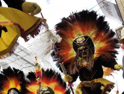 El Carnaval de Oruro es una mezcla de las tradiciones religiosas españolas e indígenas, en donde se venera a la Virgen del Socavón. Vistosos disfraces de diablos liderados por el arcángel Gabriel,  simulan la salida desde el infierno rumbo al juicio, en la celebración más representativa denominada ‘La Diablada’.