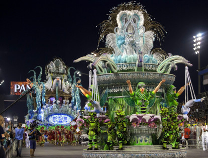 Por supuesto no podía faltar el Carnaval de Río de Janeiro, reconocido por su colorido y por los bellísimos desfiles de las famosas escuelas de samba en la tradicional "Sapucaí". El viajero seguramente tendrá una experiencia increíble en medio de estas fiestas  que también se pueden disfrutar en la playa.