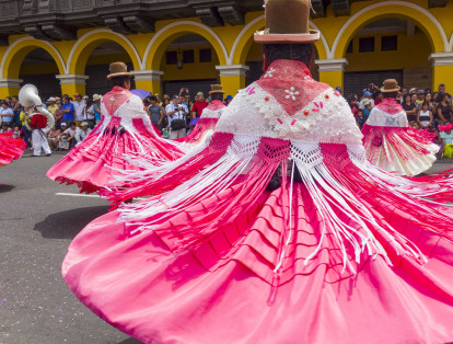 Puno, más conocida como la Capital del Folclore Peruano, cuenta con tres eventos en febrero: la Fiesta de la Virgen de la Candelaria,  la Semana Turística y el Carnaval Puneño. En estas fechas se presentan grupos de baile con sus shows de disfraces y luces, así como también a las cholitas bailando con sus tradicionales polleras de colores.