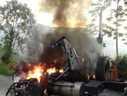 Una tractomula fue incinerada por el Eln en Valdivia, Antioquia