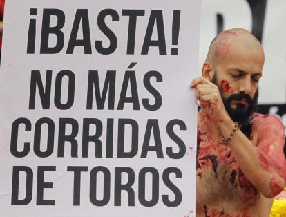 Activistas por los derechos de los animales realizaron un impactante performance contra la tauromaquia, exigiendo al Congreso de la República la prohibición de las corridas de toros. La actividad se realizó en la Plaza Botero de Medellín.