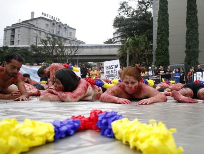 Activistas por los derechos de los animales realizaron un impactante performance contra la tauromaquia, exigiendo al Congreso de la República la prohibición de las corridas de toros. La actividad se realizó en la Plaza Botero de Medellín.