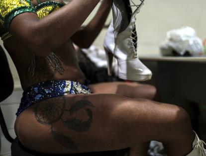 "A los nueve años ya no me identificaba con mi cuerpo y a los 16, cuando asumí mi situación, me fui de casa para vivir mi vida", relató Marcelly Morena, quien ahora, a sus 32 años, se convertirá en la primera "passista" transgénero del carnaval de Río de Janeiro.