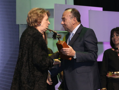 Hernán Peláez recibe de Ana María Busquets de Cano, la distinción Mérito Periodístico Guillermo Cano.