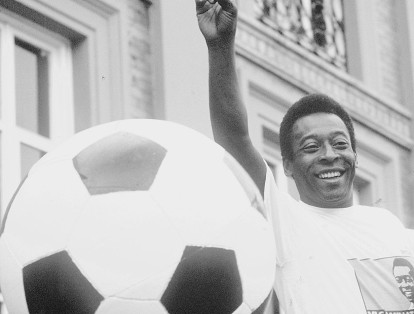 Pelé, un personaje activo de la farándula del siglo XX que se dedicó gran parte de su vida al fútbol. De hecho en el año 2000 fue elegido como el mejor futbolista del Siglo XX. Después de su retiro intentó probar con la carrera de actor y cantante.