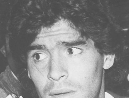 Diego Maradona es otra de las figuras míticas del fútbol.  Fue un jugador clave de la Selección Argentina de fútbol durante la década de 1980 y parte del 90.