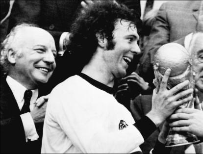 Franz Beckenbauer, uno de los mejores jugadores de la selección alemana de fútbol. Ganador del balón de oro en 1972 y 1976.  A pesar de ser mediocampista se le recuerda como un jugador versátil.