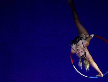 Julieth Acero Fuertes, cucuteña, bailarina y artista de altura del circo durante su acto en el aro.