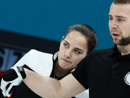 Los rusos Aleksandr Krushelnitckii y Anastasia Bryzgalova, quien ha llamado la atención por su parecido con Angelina Jolie, doblegaron este martes, por 8-4, a los noruegos Kristin Skaslien y Magnus Nedregotten en el duelo por el bronce de la modalidad de dobles mixto de curling.
