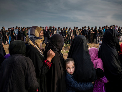 En esta imagen se muestran civiles que se habían quedado en el oeste de Mosul durante la batalla para retomar la ciudad, haciendo fila para una distribución de ayuda en el vecindario de Mamun. Fotografía tomada el 15 de marzo de 2017, el fotógrafo es Ivor Prickett.