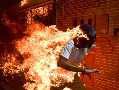 Esta foto fue tomada el 3 de mayo de 2017 y muestra José Victor Salazar, de 28 años, envuelto en llamas tras enfrentamientos con la policía antidisturbios en una protesta en Caracas, Venezuela. La foto fue tomada por Ronaldo Schemidt.