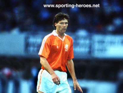 Marco Van Basten fue uno de los jugadores que erigió el gran AC Milán de finales de los 80 y principios de los 90. A su vez, se le considera como uno de los máximos exponentes del fútbol europeo, en cuanto su carrera se vio estancada por lesiones y tuvo que retirarse a la edad de 31 años. Ganó en 3 ocasiones el Balón de Oro, igualando la marca de Johan Cruyff y Michel Platini, convirtiéndose en uno de los mejores delanteros del Siglo XX, y por supuesto, de la historia del fútbol. Vistiendo la camiseta naranja de su selección, obtuvo la Eurocopa de 1988 y disputó el mundial de 1990.