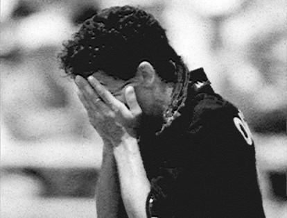 Roberto Baggio fue otro gran delantero de los años 90 en Europa. El italiano es recordado por haber vestido múltiples camisetas de equipos conocidos por su rivalidad: Ha sido uno de los pocos en la disciplina del fútbol, en vestir de bianconero con la Juventus,  rossonero con el Ac Milán y nerazzurri con el Inter de Milán. En 1993 alzó el Balón de Oro. Anotó 314 goles oficiales, siempre desde el país de ‘la bota’, pues otros clubes donde jugó fueron el Bologna, la Fiorentina y el Vicenza.