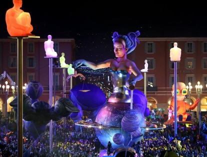 La Plaza Masséna, en Niza, es el lugar donde se llevan a cabo estos desfiles de carrozas y disfraces acompañados por músicos y bailarines procedentes de todas las partes del mundo.
