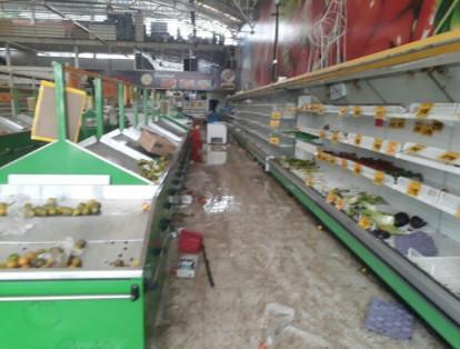 En la noche de este lunes se presentaron varios saqueos en los supermercados Supercundi en municipios como Melgar, Guamo y Saldaña, en Tolima.