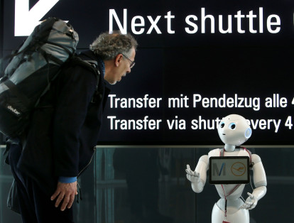 Josie Pepper, el primer robot humanoide de inteligencia artificial en un aeropuerto en Alemania puede aprender de los viajeros y responder a cada pregunta individualmente.