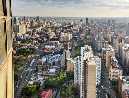 Johannesburgo, Sudáfrica. Es el centro económico y financiero de Sudáfrica y los precios de la renta de los apartamentos son de 78 por ciento menos que en la Gran Manzana.