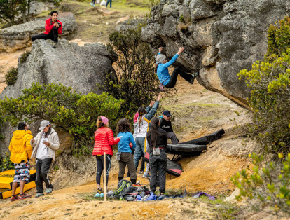 La escalada es una práctica deportiva que consiste en subir o recorrer paredes de roca, laderas escarpadas u otros relieves naturales. Se utilizan las manos y los pies como puntos de apoyo. El Parque Nacional de los Nevados (Eje Cafetero y Tolima), las Rocas de Suesca (Cundinamarca) y la Sierra Nevada del Cocuy (Boyacá) son los sitios más apetecidos por los escaladores.