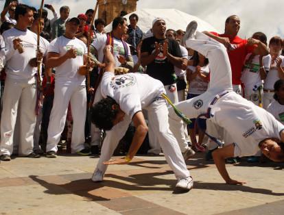 La capoeira es un deporte que mezcla el arte marcial y el baile. Crea resistencia física e incrementa la agilidad mental y la concentración, mientras se ejecutan movimientos complejos utilizando la mayor parte del cuerpo. En el 2017 la ciudad de Medellín fue escenario del Quinto Festival de Capoeira, en el cual se desarrollaron seminarios, talleres y rituales como forma de generar un diálogo con la paz y la reconciliación de Colombia.
