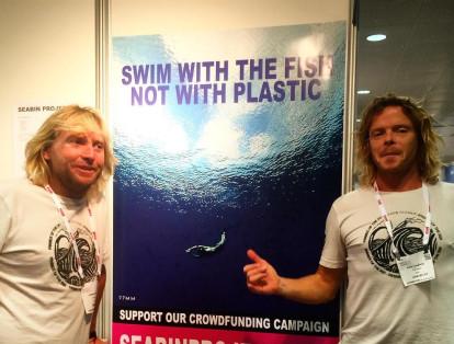 Ellos son  Andrew Turton y Peter CEglinski, dos surfistas que  crearon un cubo que recopila los desechos que están en la superficie del océano, una pequeña forma de contribuir a la causa de la descontaminación. El proyecto se llama el Seabin Project.