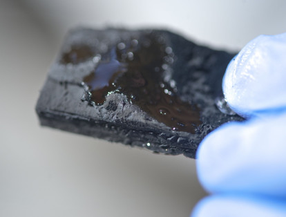 En las universidades de Pensilvania y Rice desarrollaron  nano esponjas que absorben el petróleo derramado en la fuentes hídricas. Esto ayudará cada vez  que haya desastres ambientales relacionados con el derrame de crudo.