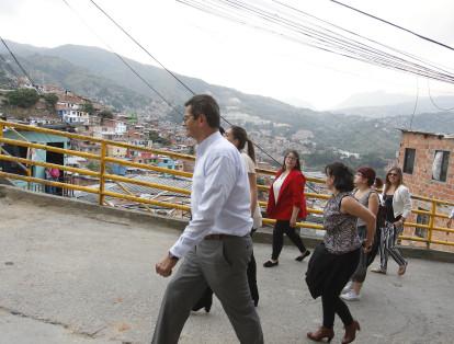 Todo se debe a la trasformación. San Javier, que llegó a ser reconocido como el barrio más peligroso de Colombia, hoy abre sus puertas a la renovación desde la transformación urbana.