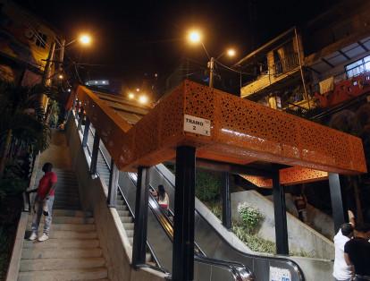 También se recorren las escaleras eléctricas de la Comuna 13, que fueron entregadas por la Alcaldía de Medellín como parte de una solución de movilidad para este sector.
