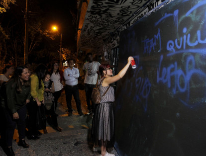 El recorrido del Graffiti Tour finaliza en Casa Kolacho, donde las personas pueden intentar hacer un graffiti.