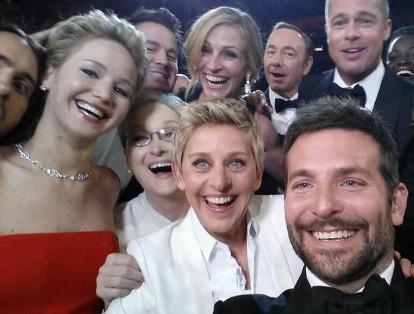 Ellen DeGeneres: presentadora de TV, actriz y comediante, precisamente se le recuerda por  poner de moda la selfie grupal que tomó durante la ceremonia con actores y actrices en el 2014, llegando a ser record mundial en retweets.  Tiene un humor cálido y sutil; es una de las conductoras de TV más importante de los Estados Unidos.