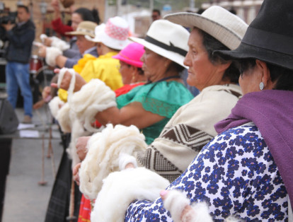 En julio se celebra el Día Mundial de La Ruana en Nobsa, Boyacá, en el que se realiza un homenaje a la danza de la chicha, un concurso de hilanderas y el “reinado de la oveja” para honrar esta tradicional prenda.