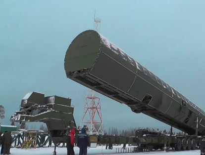 "Ningún sistema de defensa antimisiles es impedimento para el Sarmat", aseveró Putin, agregando que este nuevo misil intercontinental tiene un peso de más de 200 toneladas. Sarmat es capaz de atacar objetivos tanto a través del Polo Norte como del Polo Sur.