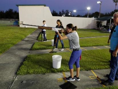 Sarah Cuccia, de 17 años, sostiene su escopeta mientras espera su turno. La Fundación NRA, el brazo caritativo de la organización, financia este tipo de clubes de tiro.