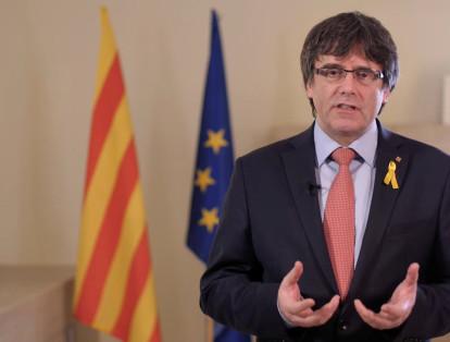 El líder independentista catalán Carles Puigdemont anunció el jueves que retira su candidatura a presidir la región de forma 'provisional', debido a los cargos en su contra. Horas antes, el Parlamento de Cataluña lo había reconocido como su mandatario, en un gesto simbólico.
