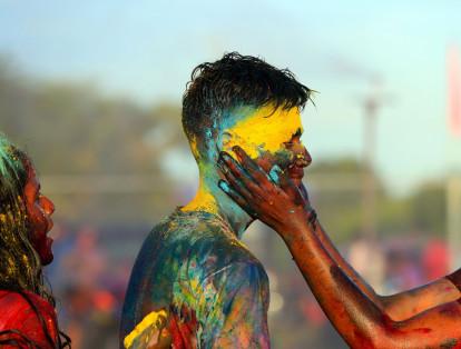 El festival llegó a la isla de Trinidad y Tobago gracias a la contratación de mano de obra proveniente de India del este. El polvo de color con el que se realiza la festividad se llama Abeer y la Organización Hindú Pritchard  se encarga de elaborar la fiesta de color.