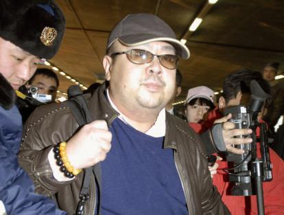 El ataque con VX al medio hermano de Kim Jong-un

Kim Jong-nam, el medio hermano del líder norcoreano, Kim Jong-un, fue agredido el 13 de febrero de 2017 con VX, un agente neurotóxico considerado como un arma de destrucción masiva, en un insólito ataque que remitió a épocas de la Guerra Fría. Kim Jong-nam, que tenía que tomar un avión hacia Macao, en el sur de China, sucumbió al cabo de unos veinte minutos de agonía. La autopsia reveló restos de VX, una sustancia que provoca un colapso respiratorio y un fallo cardíaco. Este veneno es tan potente que una pequeña dosis es suficiente para matar a un adulto y puede entrar a la sangre por inhalación o incluso por contacto con la piel.