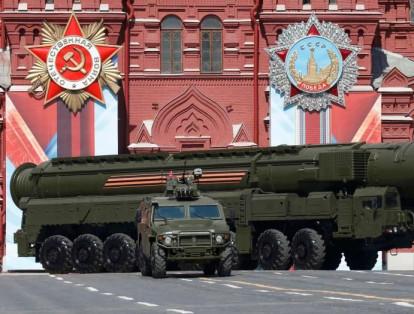 Rusia es el país que cuenta con mayor número de ojivas nucleares, al menos 6.800. De estas, 1.710 están estratégicamente desplegadas. Aunque los datos sobre el arsenal nuclear son escasos, se estima que el país está desmantelando entre 200 y 300 ojivas por año.
