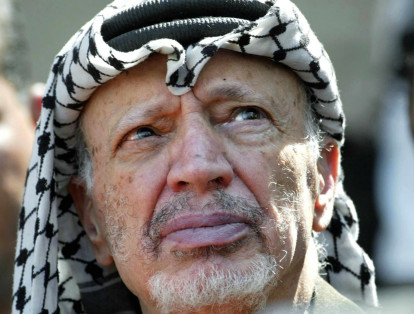 La sospecha que ronda la muerte de Arafat
La muerte del presidente de la Autoridad Nacional Palestina, Yaser Arafat, en noviembre de 2004, en el hospital militar Percy cerca de Paris, cuyas causas no fueron aclaradas, plantea numerosos interrogantes. Una investigación judicial por asesinato fue abierta en Francia tras una demanda interpuesta por su viuda tras descubrirse polonio en sus efectos personales. Pero el 24 de junio de 2016, la Justicia francesa confirmó que se suspendió la investigación del 'asesinato'.