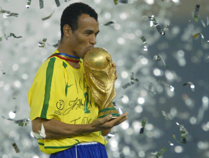 Cafú. Es el lateral derecho de esta selección. Jugó con Brasil cuatro mundiales, quedando dos veces campeón (1994 y 2202), una vez subcampeón (1998) y eliminado en cuartos de final (2006).