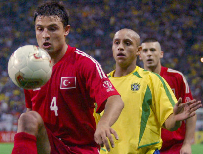 Roberto Carlos. En este equipo sería el lateral izquierdo. El brasileño fue campeón en 2002 y subcampeón en 1998.