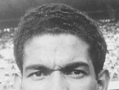 Garrincha. Sería el extremo derecho del equipo. Este jugador fue campeón con Brasil en 1958 y 1962.