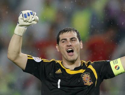 El arquero español Iker Casillas, quien en la actualidad juega para Porto, fue campeón con España en Sudáfrica 2010.