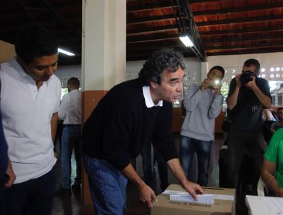 El candidato presidencial, de la llamada Coalición Colombia, Sergio Fajardo, votó en Medellín.