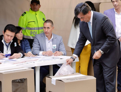 El exministro Juan Fernando Cristo votó en el centro de Bogotá.