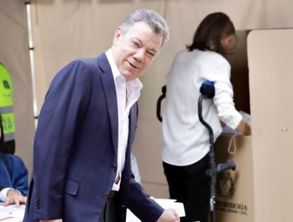 Por su parte, el presidente Juan Manuel Santos, también participó en la contienda electoral. Votó en la Plaza de Bolívar.