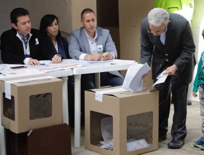El senador del Centro Democrático, Álvaro Uribe Velez, asistió a la jornada electoral acompañado de su nieto.