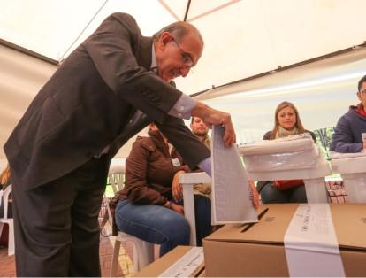 Otro candidato presidencial que ya ejerció su derecho al voto fue Humberto de la Calle. Lo hizo a eso de las 9:30 a. m. en el Puesto de Santa Ana Oriental, en Bogotá.