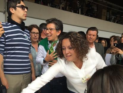 Una de las candidatas al Senado por el partido verde, Angélica Lozano, se acercó a ejercer su voto en el centro de Bogotá acompañada de Claudia López.