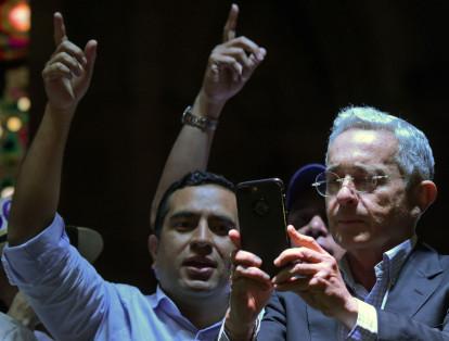 Sube. En 2014, con listas cerradas, el Centro Democrático, partido liderado por el expresidente Álvaro Uribe Vélez, logró 20 curules en el Senado con 2.045.564 votos. En 2018, aunque el partido obtuvo 19 curules, se convierte en la primera fuerza política de la cámara alta tras conseguir 2.491.825 votos.