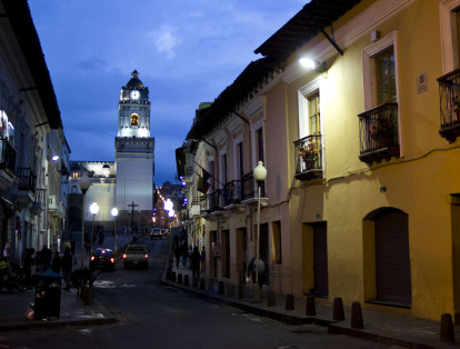 10-	Cuenca es una ciudad de Ecuador caracterizada por sus estrechas calles, rodeadas de cafés y galerías. Destacan sitios como el Parque Calderón y el Parque Arqueológico Pumapungo, donde se pueden observar ruinas y artefactos de gran antigüedad.